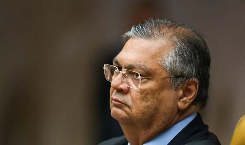 Dino suspende decisão da CPMI do INSS sobre sigilos de Lulinha