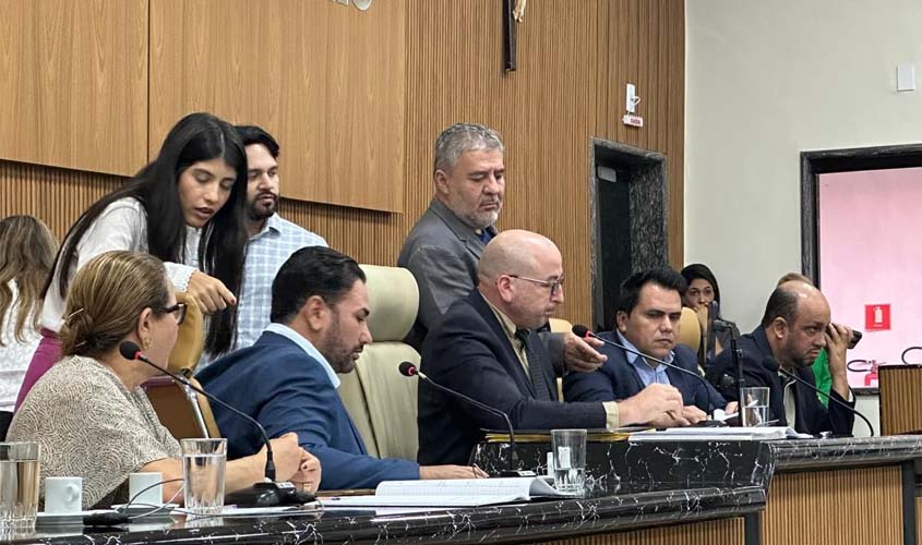 Vereadores aprovam cortes de cargos, contratos e verbas