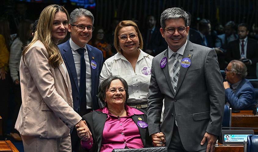 Senadores homenageiam Maria da Penha por defesa das mulheres