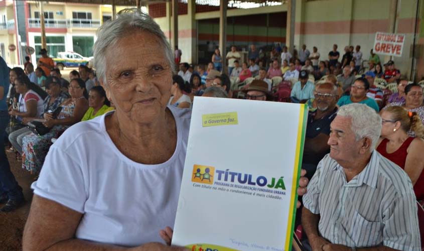 Governo de Rondônia entrega 240 títulos urbanos em Cerejeiras; a meta é beneficiar 2.300 famílias