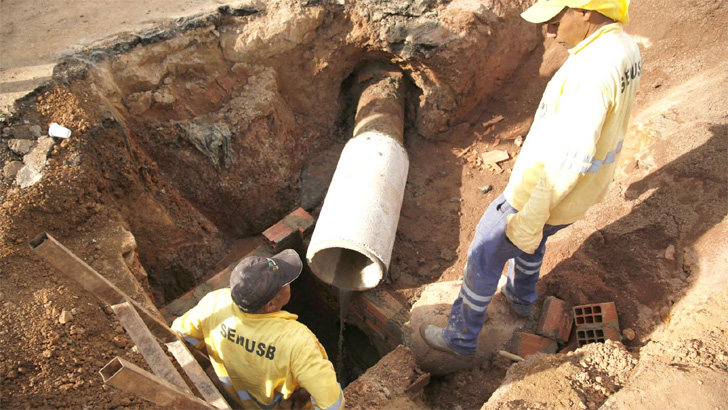 Prefeitura intensifica limpeza de caixas coletoras para dar vasão à água da chuva