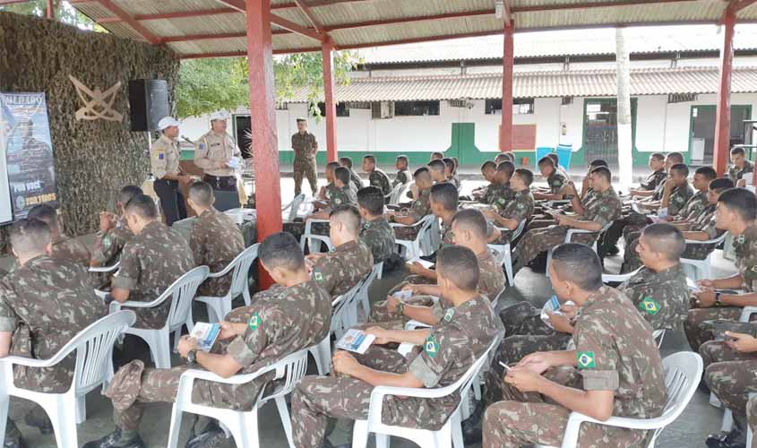 Semtran leva aula de Educação para o Trânsito aos militares da 17ª Brigada
