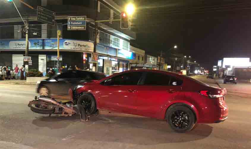 Colisão entre carro e moto na Jorge Teixeira deixa motociclista ferido