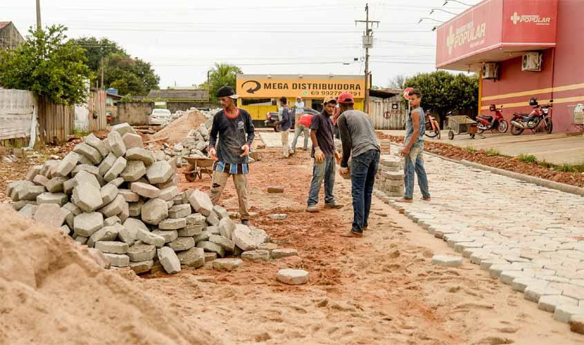 Ruas começam a receber blocos de concreto