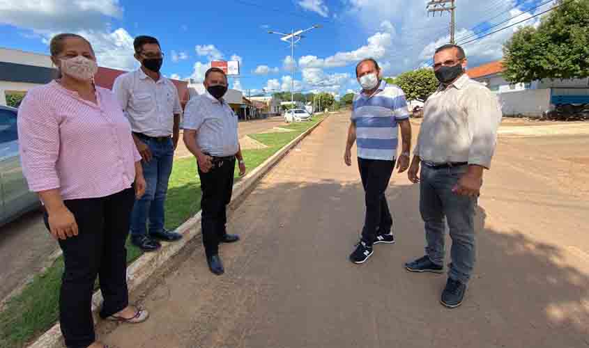 Deputado Laerte Gomes entrega iluminação pública no centro de Cacaulândia