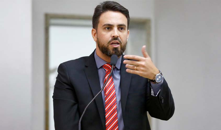 Léo Moraes destina emenda parlamentar para aquisição de centrais de ar condicionados para escola da capital