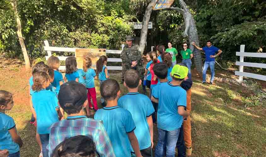 Alunos participam de atividades ambientais em Trilha Ecológica Educativa