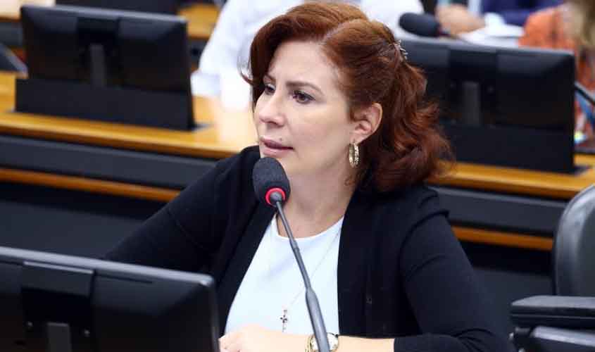 Oposição critica ordem de prisão de Carla Zambelli; PT pede a cassação do mandato da deputada