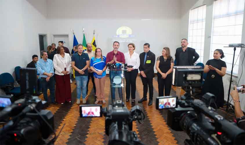 Em coletiva, prefeito Léo Moraes anuncia reajustes e melhorias para servidores da Saúde e Educação