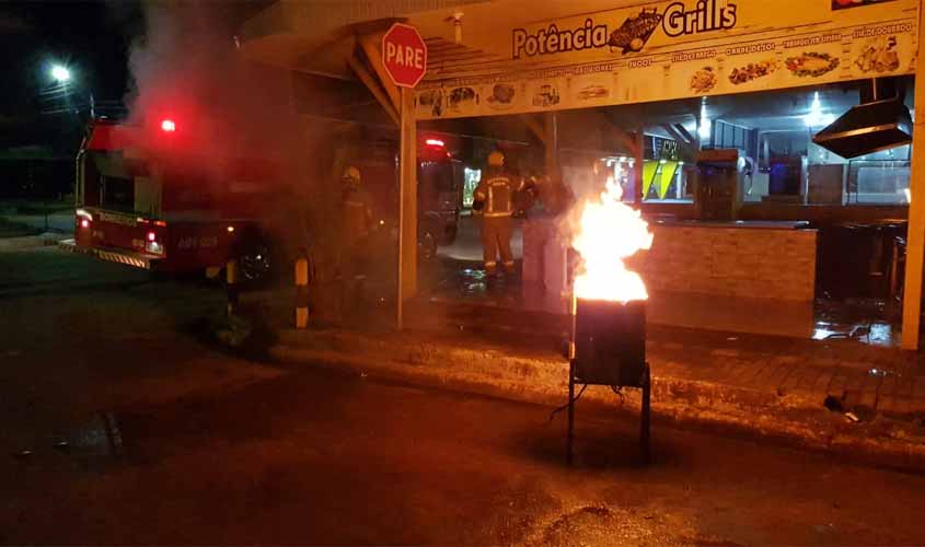 Fritadeira explode e fogo quase destrói praça de alimentação na capital