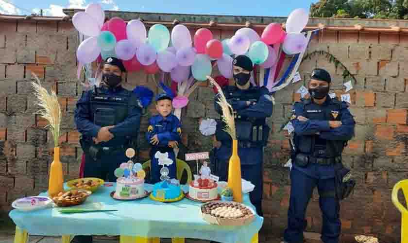 Policiais militares prestigiam aniversário de menino fã da PM