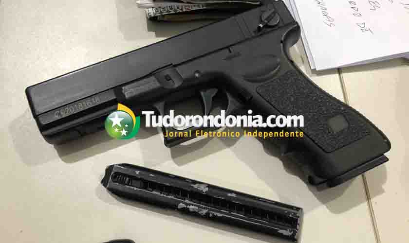 Jovem acusado de exibir arma de Airsoft é preso em distrito de Porto Velho