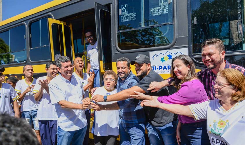 Apae recebe ônibus escolar e notebooks para auxiliar na Educação Especializada