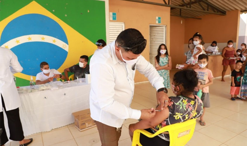 Moradores são vacinados durante campanha na comunidade.