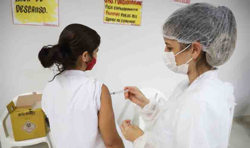 Posto itinerante vacina quase mil colaboradores de supermercados na capital