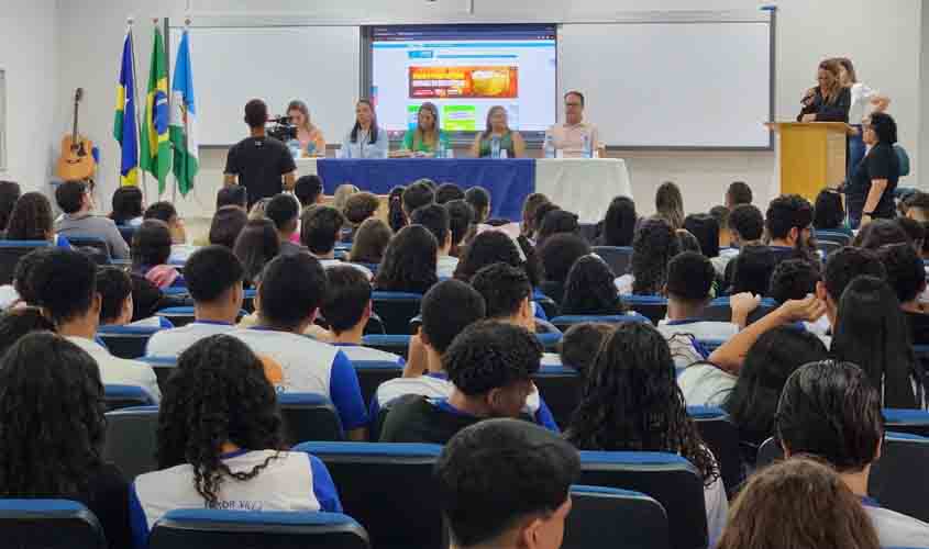 Governo de RO entrega tablets com internet e lousas digitais para escolas estaduais