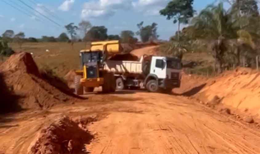 RO-413 recebe manutenção do governo de RO para melhorar o escoamento e a estrutura da rodovia