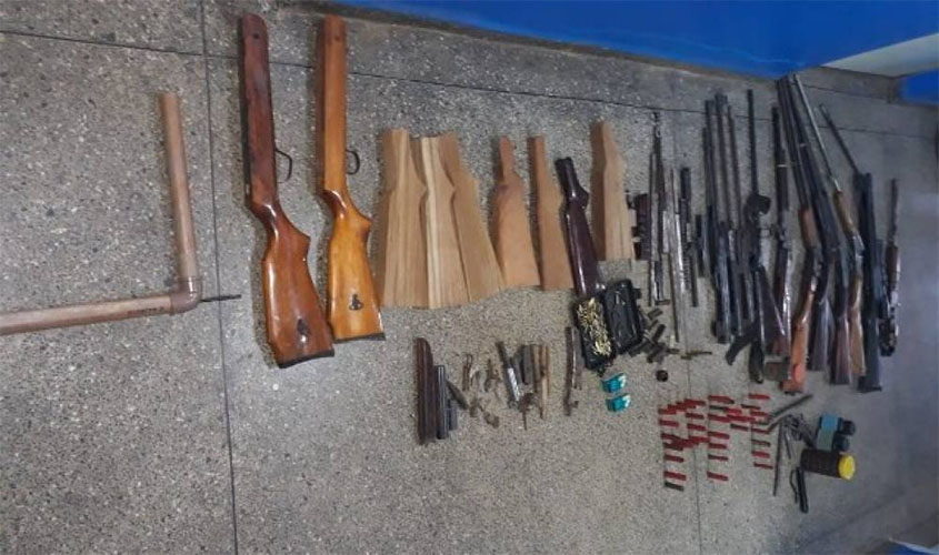 Ao procurar foragido, Polícia Militar encontra fábrica de armas e arsenal na zona rural de Cabixi