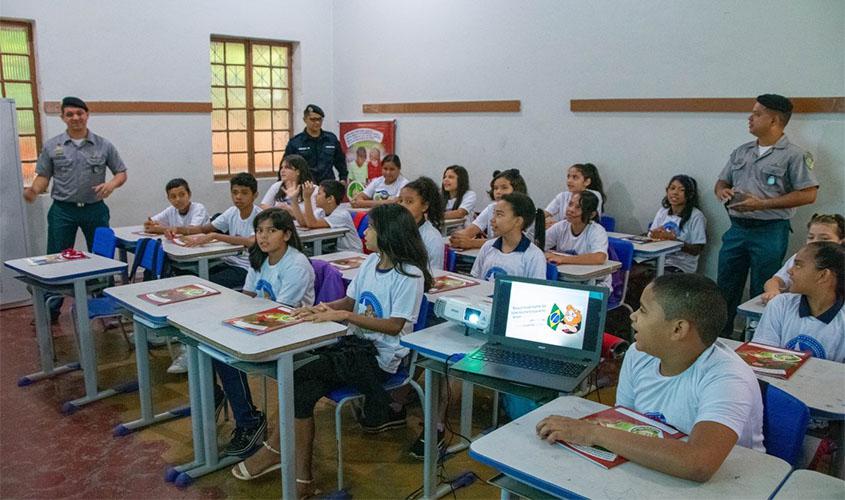 Alunos da Escola Duque de Caxias em Porto Velho são atendidos pelo Proerd