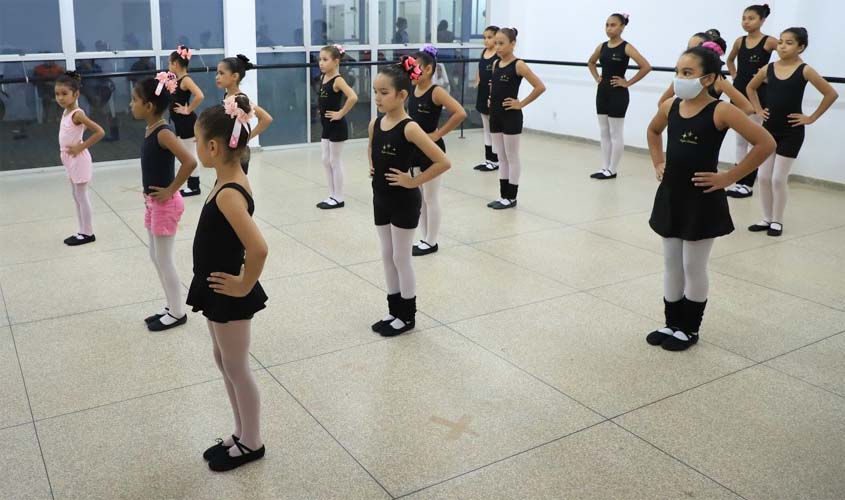 Restam 50 vagas para aulas de ballet para crianças a partir de 7 anos