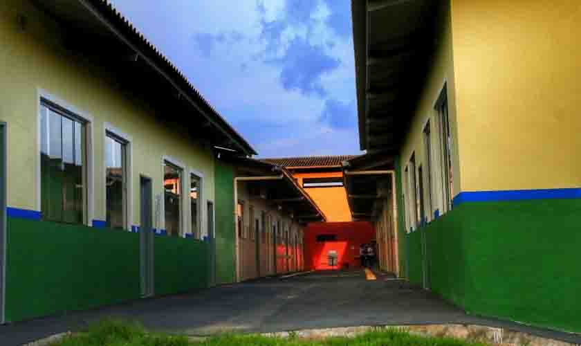 Governo de Rondônia entrega novas salas de aula, mobiliário e laboratório de informática em escola 