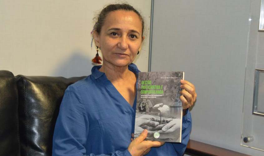 Extensionista da Emater Rondônia lança livro sobre gestão em cooperativas