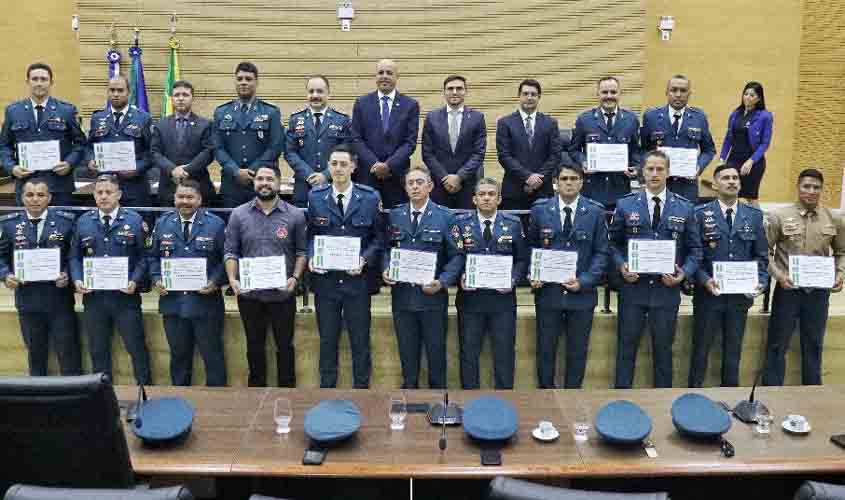 Ismael Crispin homenageia deputado federal Lucio Mosquini, bombeiros, policiais, médicos e autoridades eclesiásticas