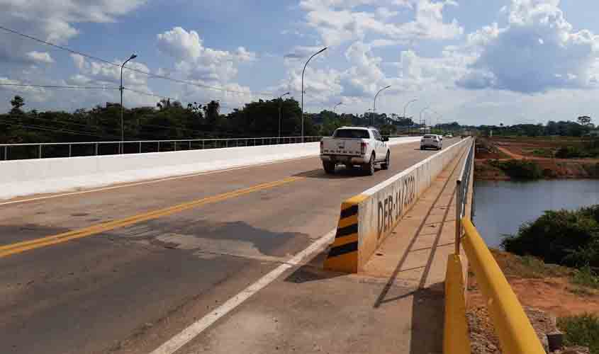 Universitários comemoram travessia segura em ponte nova sobre o rio Urupá
