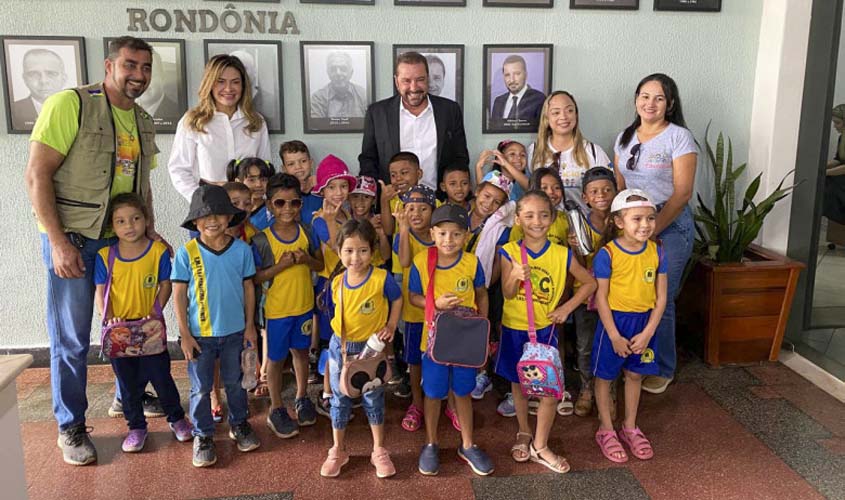 Prefeito Hildon Chaves recebe alunos em seu gabinete, no projeto Turismo Pedagógico