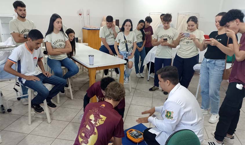 Alunos de Alta Floresta D’Oeste visitam UNINASSAU 