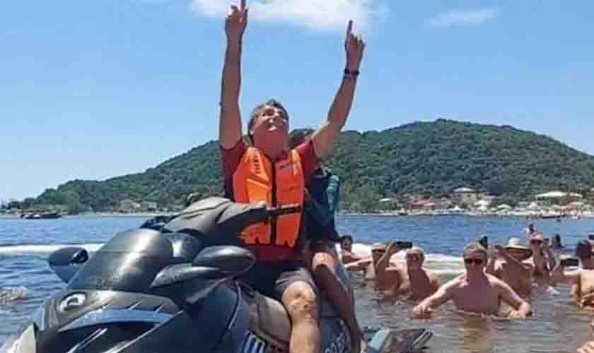 Bolsonaro 'volta' ao trabalho após 20 dias de praia, jet ski, parque de diversão e pelada