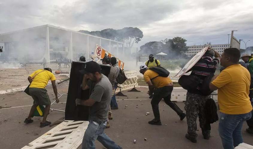 Há um ano, no meio do furacão golpista...