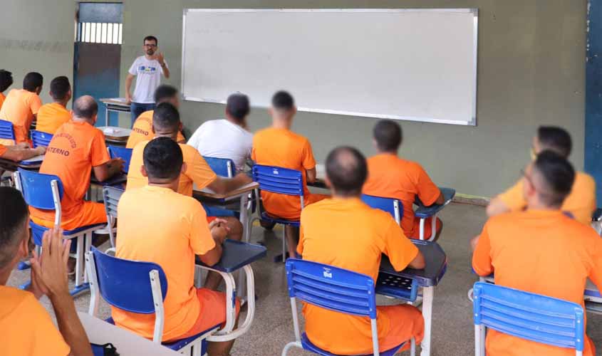 Cursos profissionalizantes são oferecidos para oportunizar a ressocialização no sistema prisional