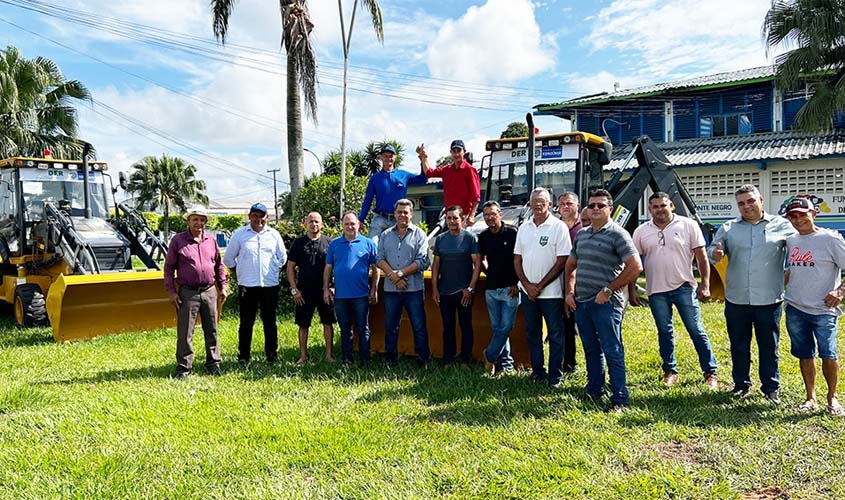 Deputado Pedro Fernandes entrega retroescavadeira e declara apoio à Monte Negro