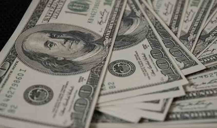 Pós-feriado: dólar cai a R$ 5,75
