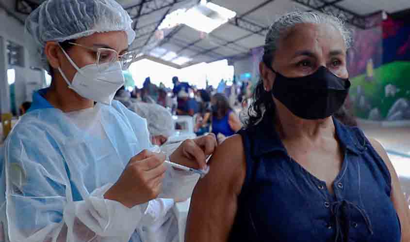 Idosos acima de 65 anos continuam sendo imunizados contra Covid-19 em Porto Velho