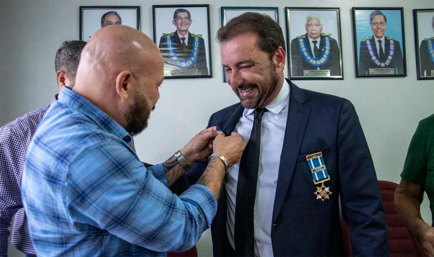 Hildon Chaves é homenageado com a medalha em comemoração aos 40 anos da maçonaria Grande Oriente do Brasil