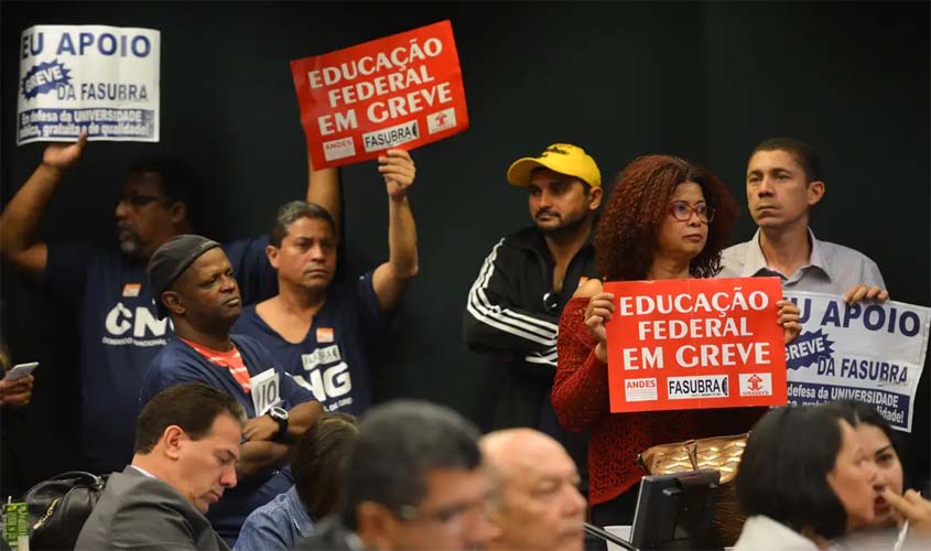 Servidores federais de educação param em 360 unidades de ensino