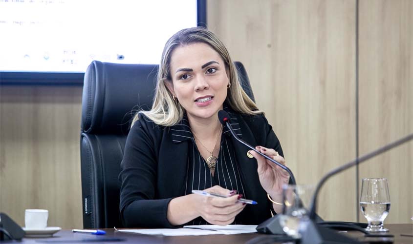 Cláudia de Jesus pede regras para teletrabalho de mães servidoras