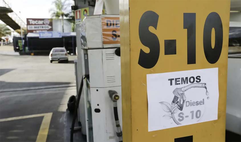 Governo zera imposto e cria subvenção para conter alta dos combustíveis