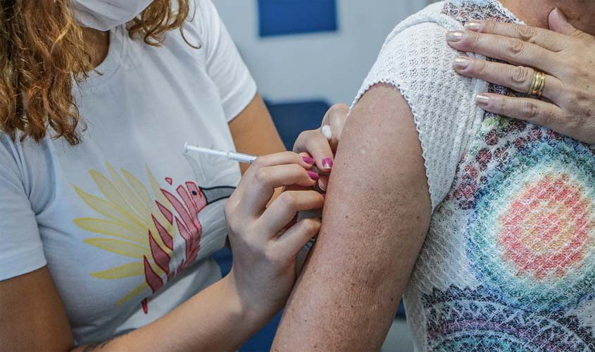 Servidores da Saúde recebem quarta dose contra Covid