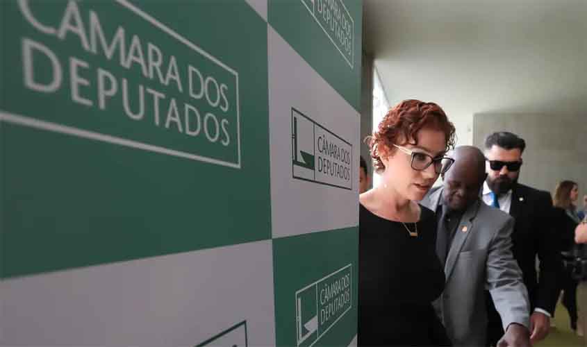 STF julga recurso de Carla Zambelli para anular condenação