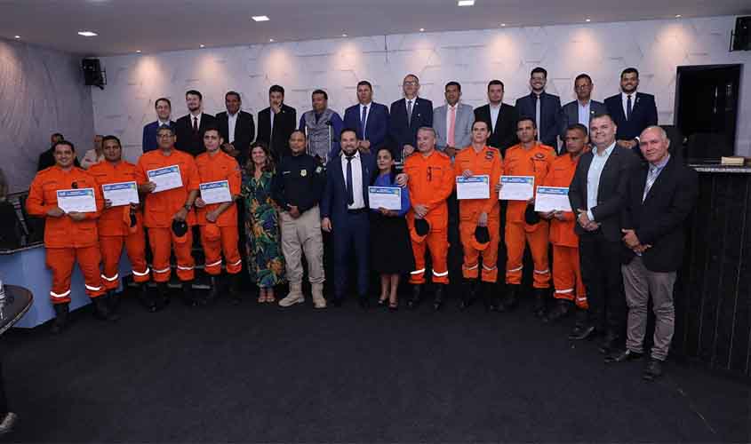 Servidores da PRF e do Corpo de Bombeiros são homenageados na 15ª Sessão Ordinária