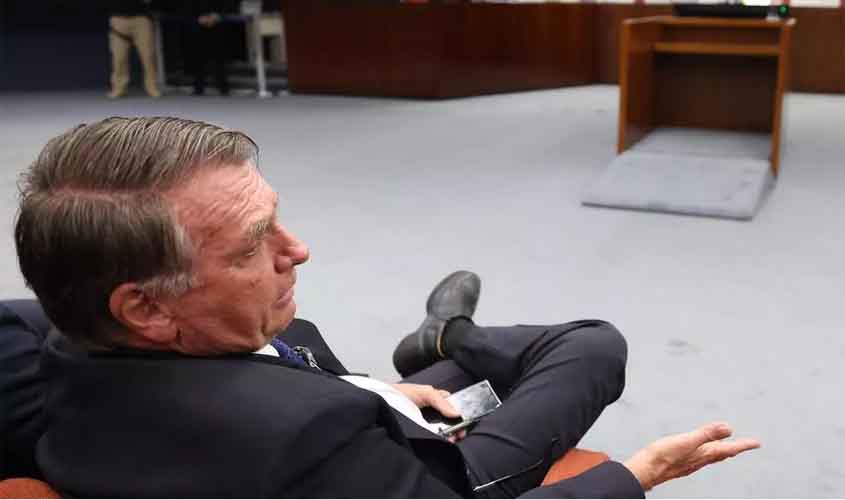 Bolsonaro financia coação e obstrução da Justiça com envio de recursos aos EUA