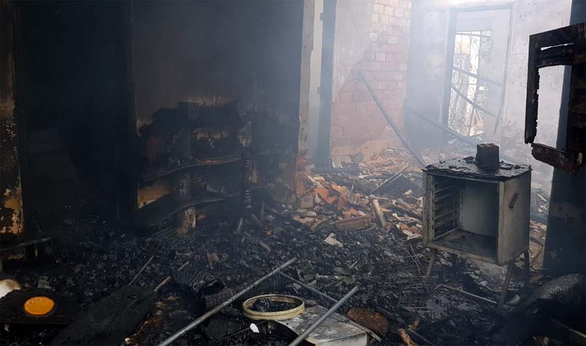 Usuários de drogas ateiam fogo em casa abandonada no centro de Porto Velho
