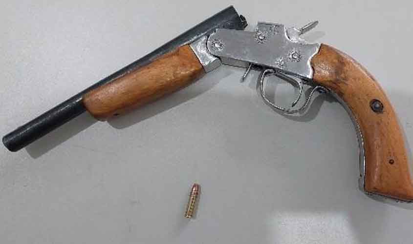 Arma de fogo é apreendida pela PMRO durante cumprimento de mandado de prisão