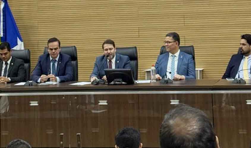 Presidente Alex Redano comanda sessão de reabertura das atividades parlamentares do segundo semestre de 2025