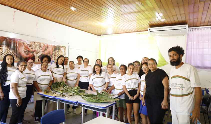 Oficina de artesanato com palha de buriti capacita 20 alunos