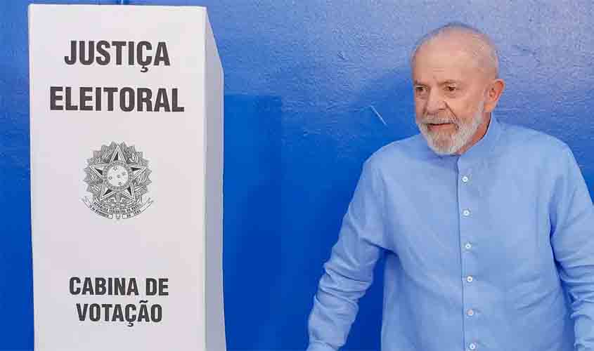 Lula vota em São Bernardo e diz que é hora de 'corrigir erros'