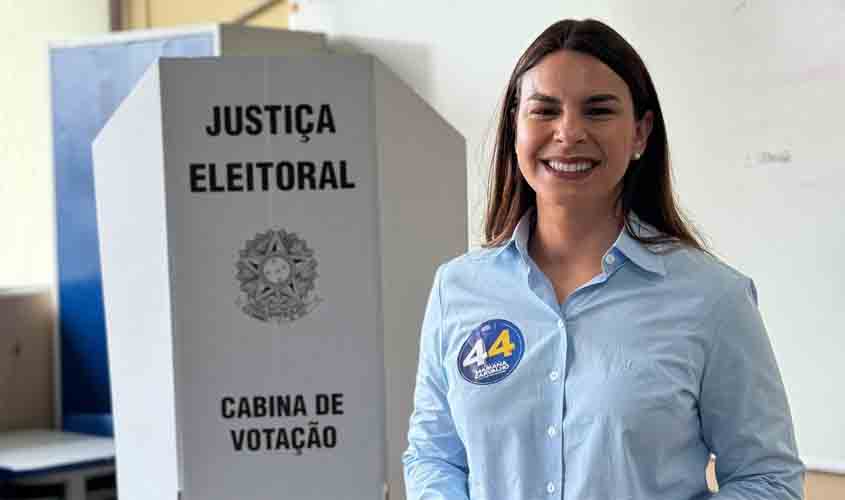 Mariana Carvalho vota na Escola Brasília e mostra confiança em vitória no primeiro turno